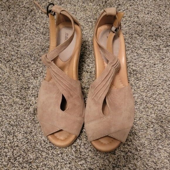 Earth Shoes - Womens Suede Earth Caper Wedges